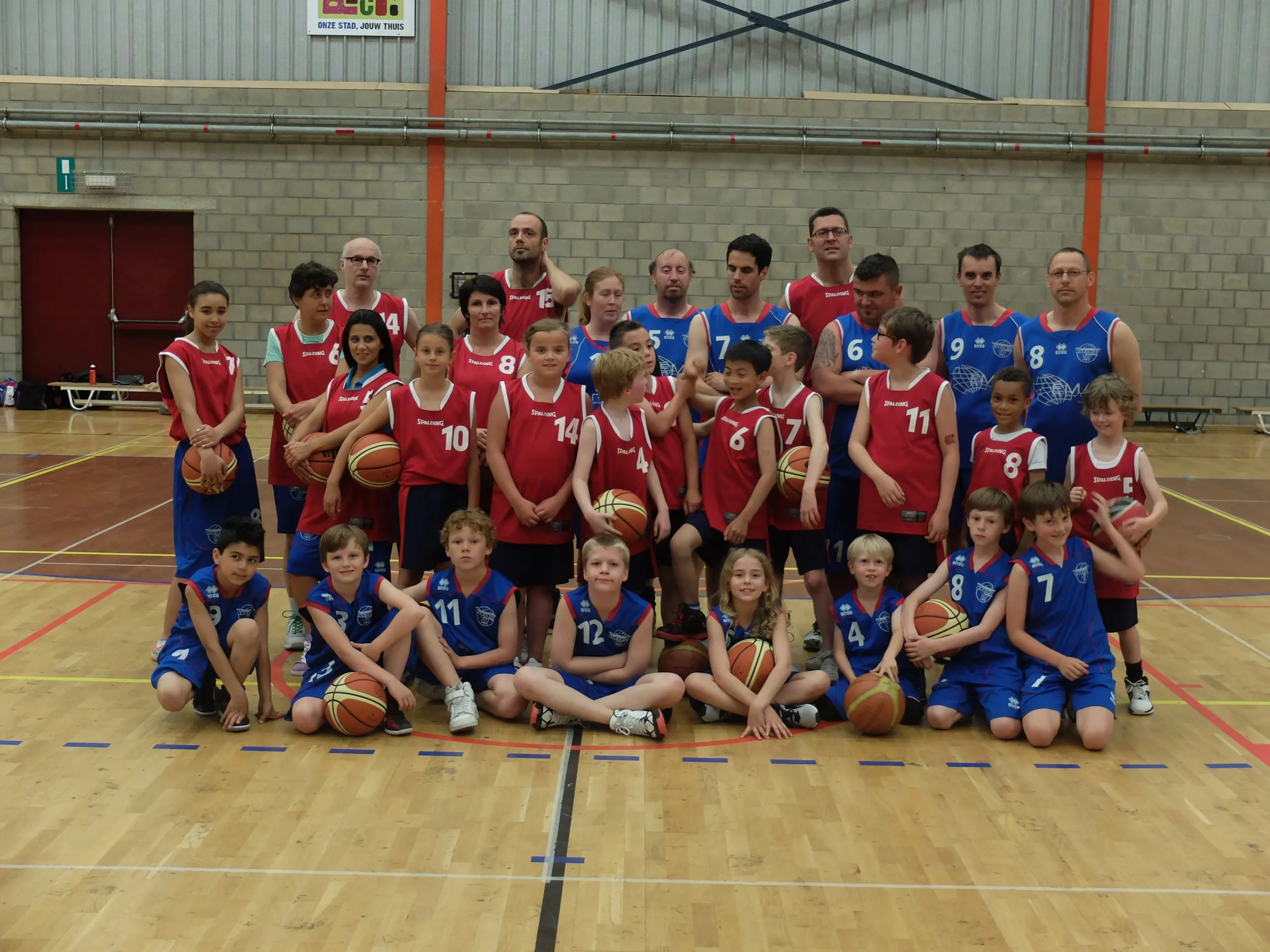 Jeugdspelers van Orly Hasselt in de sporthal